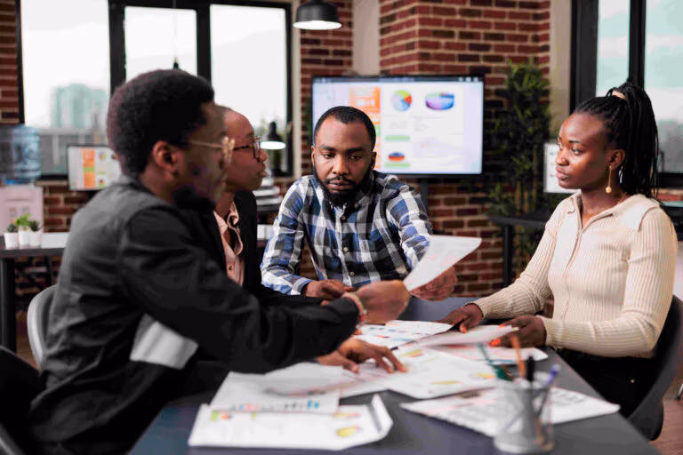 Quatre professionnels africains planifient un projet autour de documents de travail